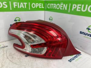Usados Luz trasera izquierda Peugeot 208 I (CA/CC/CK/CL) 1.6 e-HDi FAP Precio € 50,00 Norma de margen ofrecido por Snuverink Autodemontage