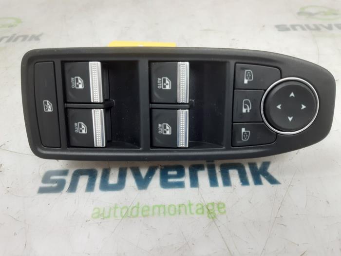 Usados Interruptor combinado de ventanillas Renault Symbioz (RJB) 1.6 E-Tech Full Hybrid 145 Precio € 199,65 IVA incluido ofrecido por Snuverink Autodemontage
