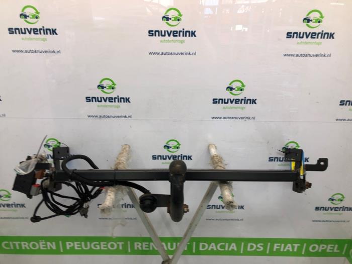 Używane Hak holowniczy Peugeot 2008 (CU) 1.2 12V e-THP PureTech 130 Cena € 200,00 Procedura marży oferowane przez Snuverink Autodemontage