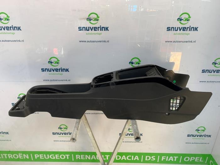 Używane Konsole srodkowe Dacia Spring 45 Cena € 70,00 Procedura marży oferowane przez Snuverink Autodemontage
