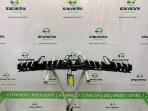 Usados Soporte de parachoques media detrás Peugeot 3008 II (M4/MC/MJ/MR) 1.2 12V e-THP PureTech 130 Precio € 36,30 IVA incluido ofrecido por Snuverink Autodemontage