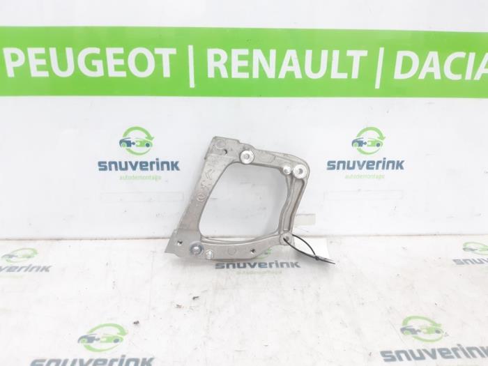 Usagé Support dynamo haut Peugeot 208 II (UB/UH/UP) e-208 50 kWh Prix € 42,35 Prix TTC proposé par Snuverink Autodemontage