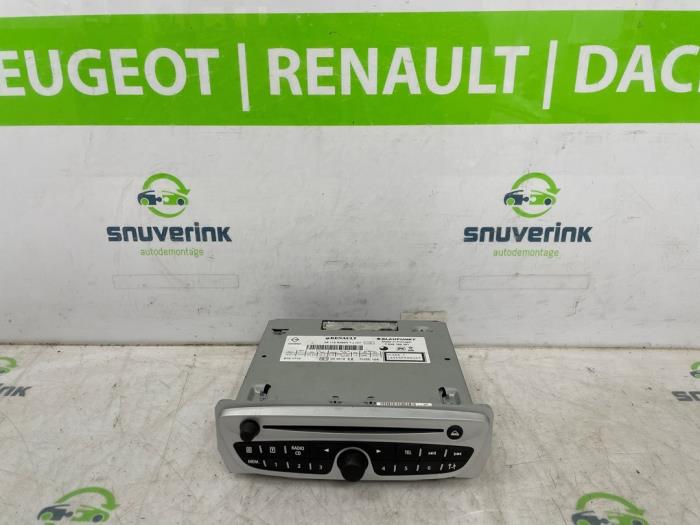 Używane Radio Renault Scénic III (JZ) 1.6 16V Cena € 115,00 Procedura marży oferowane przez Snuverink Autodemontage