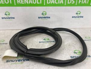 Usagé Joint caoutchouc hayon Dacia Duster (DJF) 1.2 TCE 130 12V Mild Hybrid 4x2 Prix € 50,00 Règlement à la marge proposé par Snuverink Autodemontage
