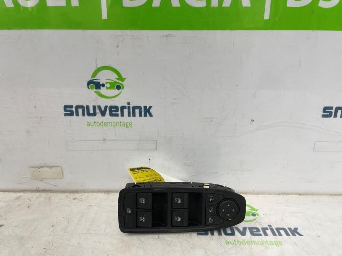 Usados Interruptor combinado de ventanillas Dacia Duster (DJF) 1.2 TCE 130 12V Mild Hybrid 4x2 Precio € 100,00 Norma de margen ofrecido por Snuverink Autodemontage