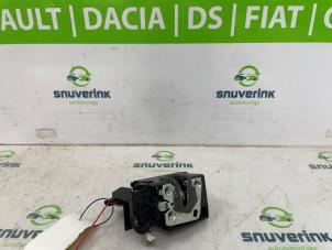 Usagé Serrure avant droite Dacia Duster (DJF) 1.2 TCE 130 12V Mild Hybrid 4x2 Prix € 95,00 Règlement à la marge proposé par Snuverink Autodemontage