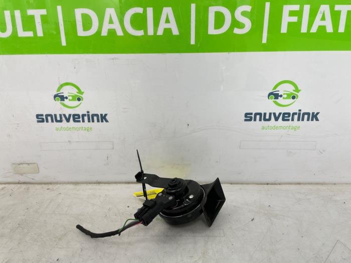 Używane Klakson Dacia Duster (DJF) 1.2 TCE 130 12V Mild Hybrid 4x2 Cena € 30,00 Procedura marży oferowane przez Snuverink Autodemontage