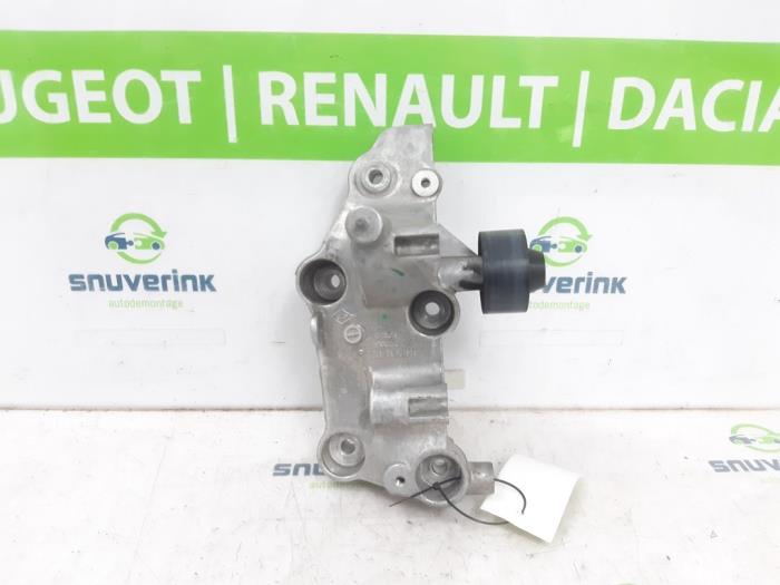 Usagé Support dynamo haut Opel Movano 2.3 CDTi 16V FWD Prix € 78,65 Prix TTC proposé par Snuverink Autodemontage