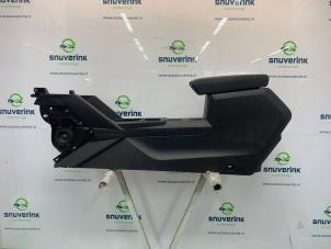 Usagé Console centrale Dacia Duster (DJF) 1.2 TCE 130 12V Mild Hybrid 4x2 Prix € 150,00 Règlement à la marge proposé par Snuverink Autodemontage