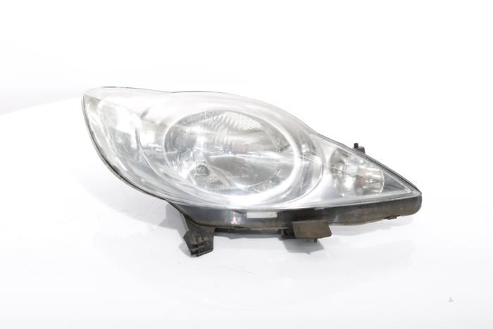 Używane Reflektor prawy Peugeot 107 1.0 12V Cena € 75,00 Procedura marży oferowane przez Snuverink Autodemontage
