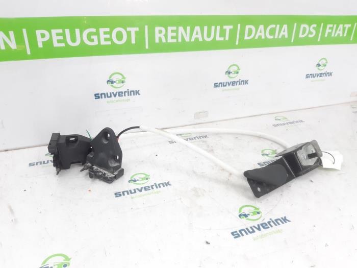 Begagnade Handtag Opel Vivaro 1.6 CDTi BiTurbo 125 Pris € 72,60 Inklusive moms erbjuds av Snuverink Autodemontage