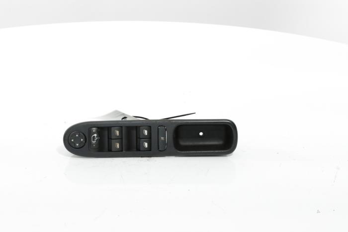 Usados Interruptor combinado de ventanillas Peugeot 207/207+ (WA/WC/WM) 1.6 16V VTi Precio € 65,00 Norma de margen ofrecido por Snuverink Autodemontage