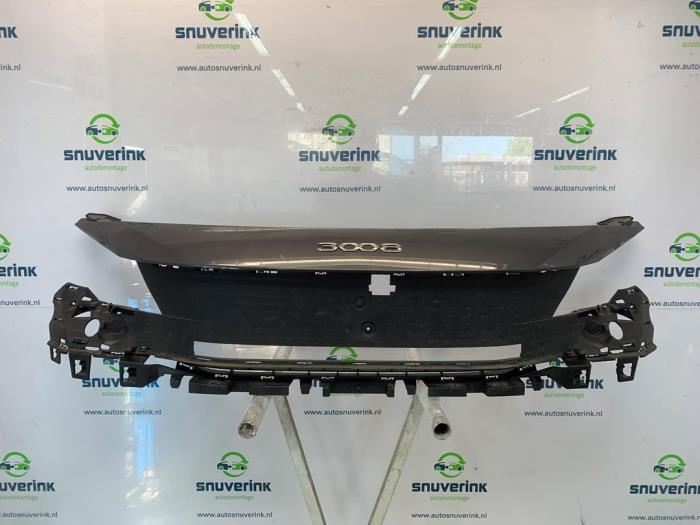 Używane Grill Peugeot 3008 II (M4/MC/MJ/MR) 1.6 16V HYbrid 225 Cena € 150,00 Procedura marży oferowane przez Snuverink Autodemontage