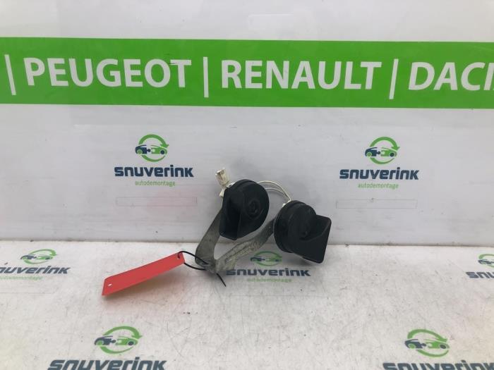 Gebrauchte Hupe Peugeot 5008 II (M4/MC/MJ/MR) 1.2 12V e-THP PureTech 130 Preis € 36,30 Mit Mehrwertsteuer angeboten von Snuverink Autodemontage