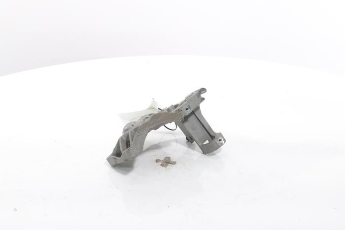 Usagé Support dynamo haut Opel Astra L (F3/FB/FM/FP) 1.5 Turbo D 16V Prix € 25,00 Règlement à la marge proposé par Snuverink Autodemontage