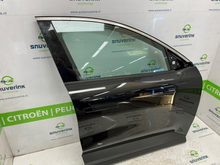 Framdörr, 4-dörrars, höger från en Renault Scenic E-Tech Electric (RCB) EV60 2024