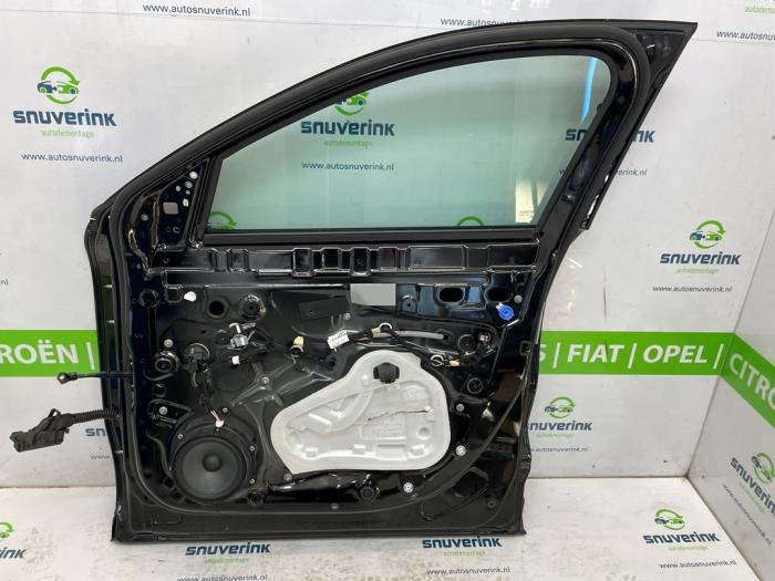 Framdörr, 4-dörrars, höger från en Renault Scenic E-Tech Electric (RCB) EV60 2024