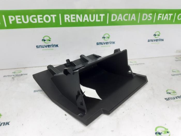 Begagnade Handskfack Renault Austral 1.2 E-Tech Full Hybrid 200 Pris € 90,75 Inklusive moms erbjuds av Snuverink Autodemontage