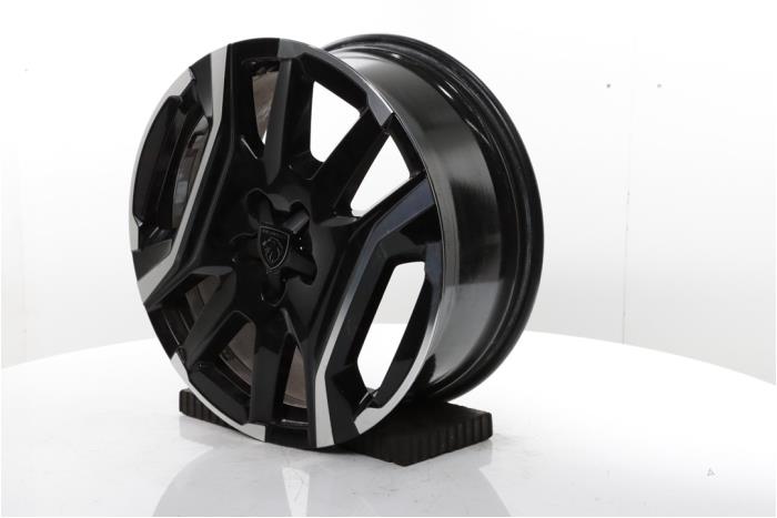 Wheel from a Peugeot 3008 III e-3008 210 73 kWh 2024