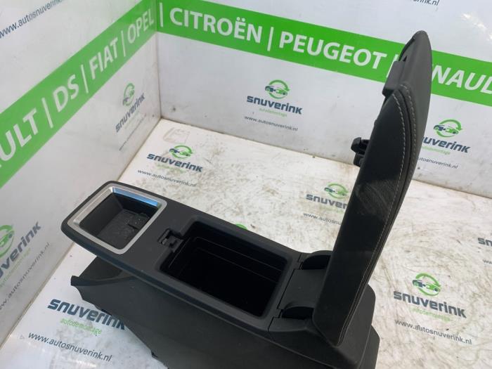 Mittkonsol från en Renault Scenic E-Tech Electric (RCB) EV60 2024