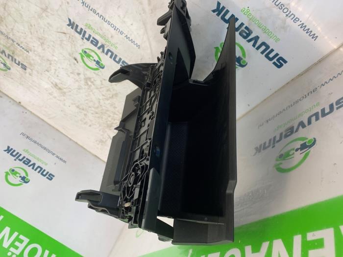 Handskfack från en Renault Scenic E-Tech Electric (RCB) EV60 2024