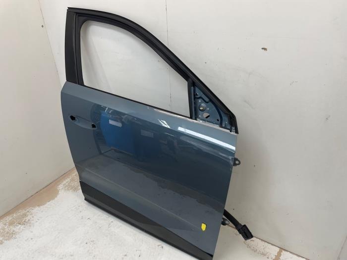 Front door 4-door, right from a Peugeot 3008 III e-3008 210 73 kWh 2024