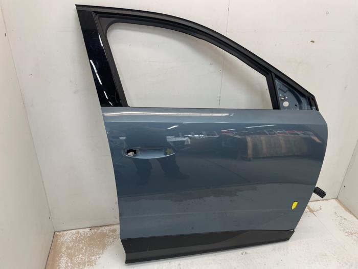 Front door 4-door, right from a Peugeot 3008 III e-3008 210 73 kWh 2024