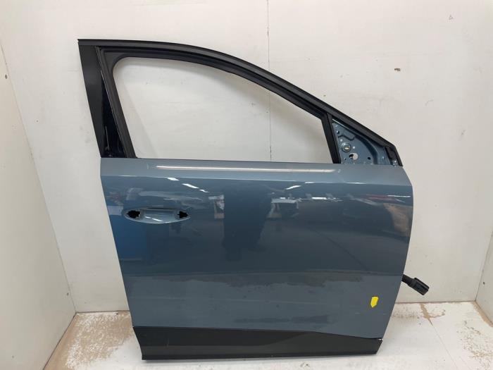 Front door 4-door, right from a Peugeot 3008 III e-3008 210 73 kWh 2024