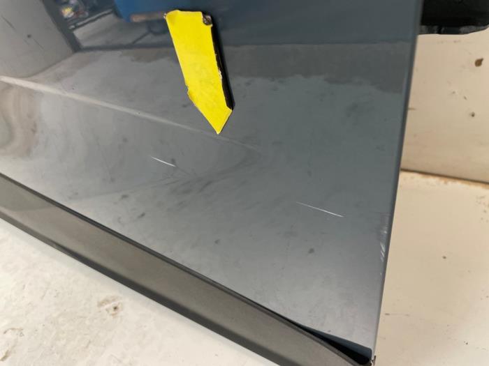 Front door 4-door, right from a Peugeot 3008 III e-3008 210 73 kWh 2024