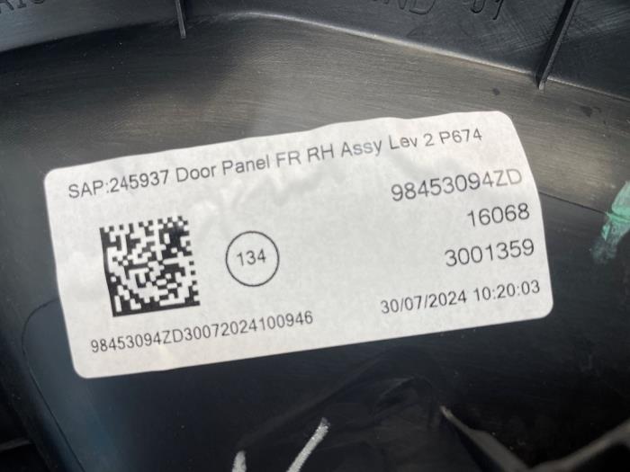 Front door trim 4-door, right from a Peugeot 3008 III e-3008 210 73 kWh 2024