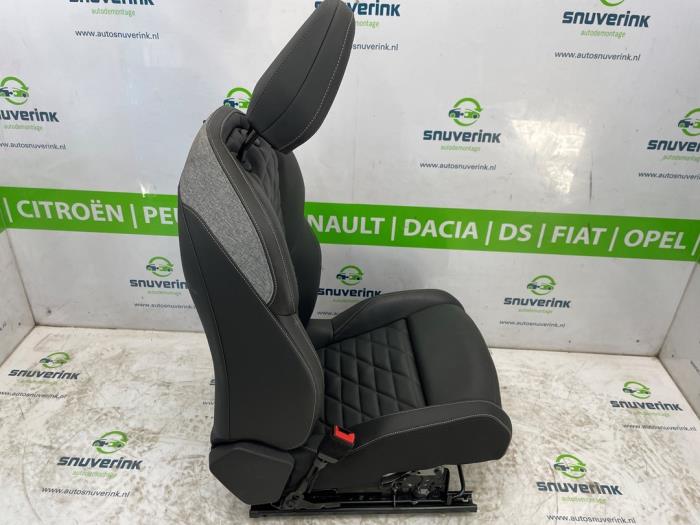 Seat, left from a Peugeot 3008 III e-3008 210 73 kWh 2024