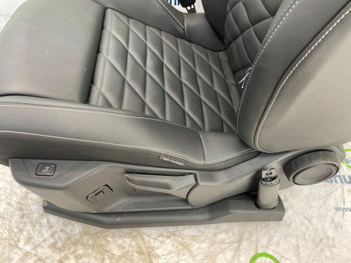 Seat, left from a Peugeot 3008 III e-3008 210 73 kWh 2024