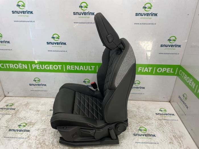 Seat, left from a Peugeot 3008 III e-3008 210 73 kWh 2024