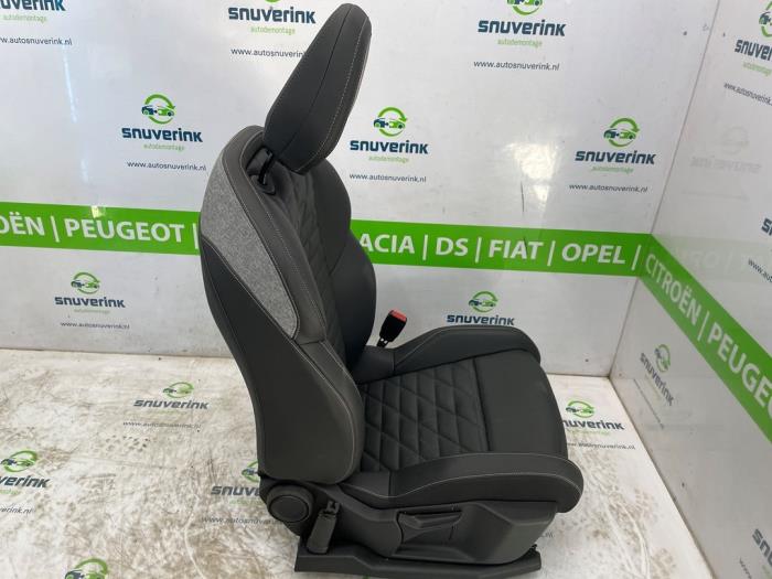 Seat, right from a Peugeot 3008 III e-3008 210 73 kWh 2024