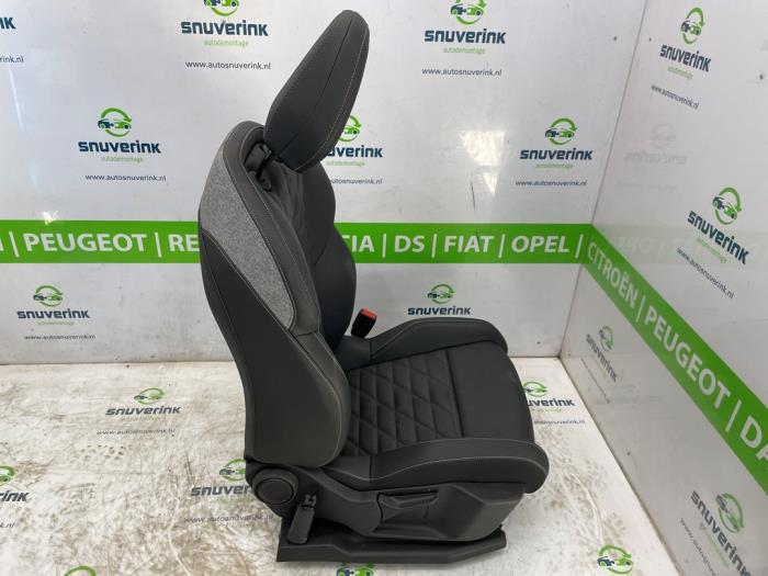 Seat, right from a Peugeot 3008 III e-3008 210 73 kWh 2024