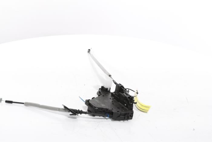 Dörrlåsmekanism, 4-dörrars, vänster fram från en Renault Scenic E-Tech Electric (RCB) EV60 2024