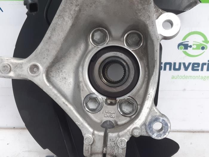 Spindel, vänster fram från en Renault Scenic E-Tech Electric (RCB) EV60 2024