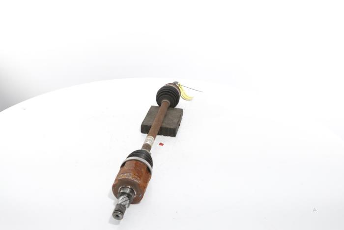 Drivaxel, vänster fram från en Renault Scenic E-Tech Electric (RCB) EV60 2024