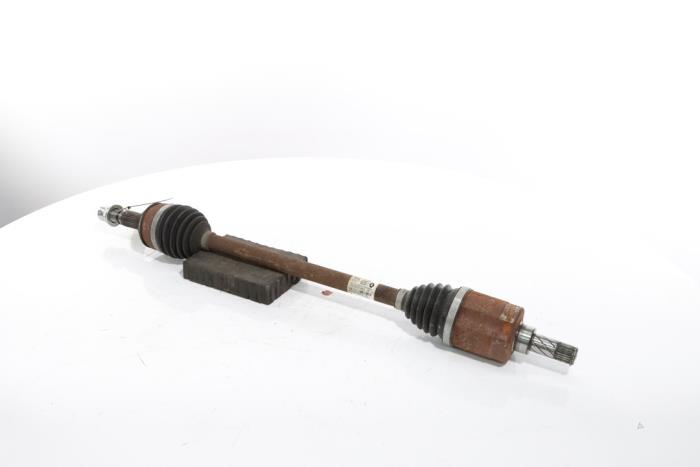 Drivaxel, vänster fram från en Renault Scenic E-Tech Electric (RCB) EV60 2024