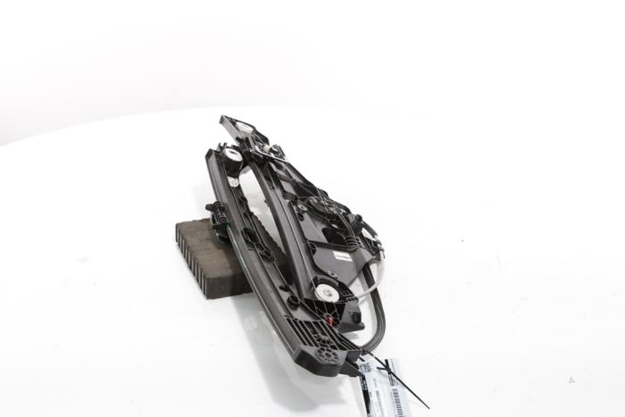 Window mechanism 4-door, front right from a Peugeot 3008 III e-3008 210 73 kWh 2024