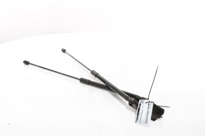 Set of tailgate gas struts from a Peugeot 3008 III e-3008 210 73 kWh 2024