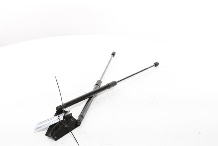 Set of tailgate gas struts from a Peugeot 3008 III e-3008 210 73 kWh 2024