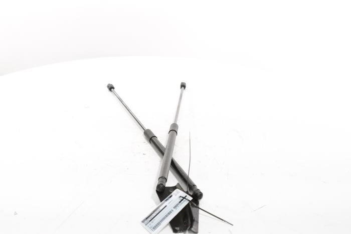 Set of tailgate gas struts from a Peugeot 3008 III e-3008 210 73 kWh 2024