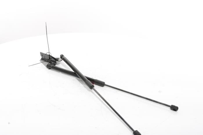 Set of tailgate gas struts from a Peugeot 3008 III e-3008 210 73 kWh 2024