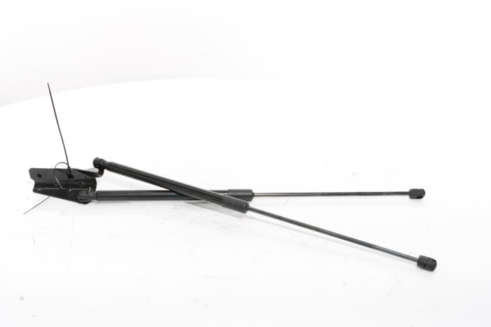 Set of tailgate gas struts from a Peugeot 3008 III e-3008 210 73 kWh 2024