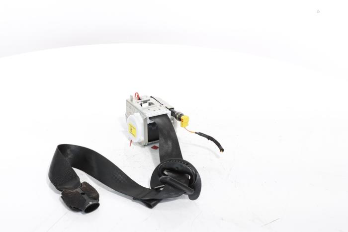 Front seatbelt, right from a Peugeot 3008 III e-3008 210 73 kWh 2024