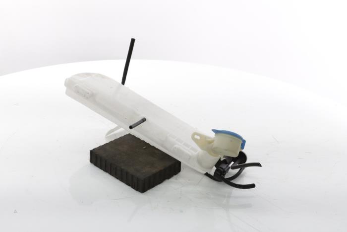 Front windscreen washer reservoir from a Peugeot 3008 III e-3008 210 73 kWh 2024