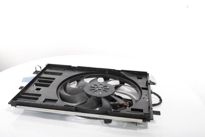 Fan motor from a Peugeot 3008 III e-3008 210 73 kWh 2024