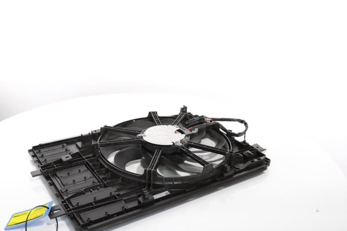 Fan motor from a Peugeot 3008 III e-3008 210 73 kWh 2024
