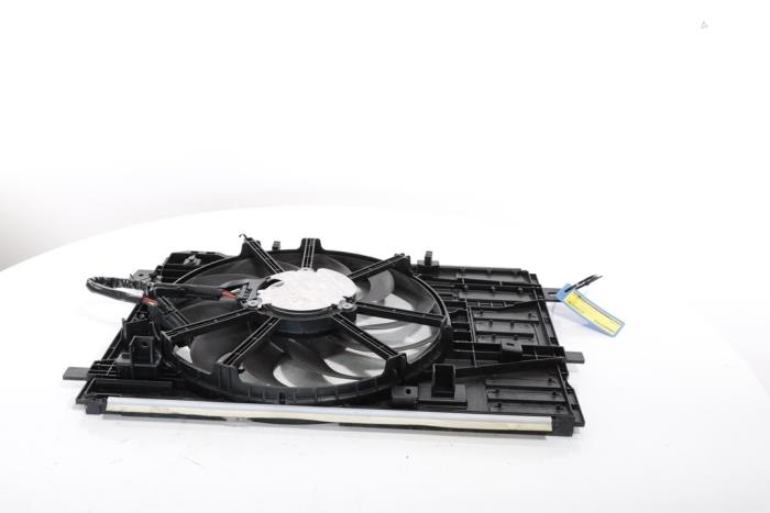Fan motor from a Peugeot 3008 III e-3008 210 73 kWh 2024
